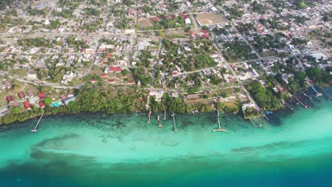 vista aérea por drone de la costa de laguna bacalar en méxico