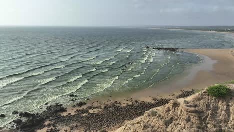 Toma-Aérea-De-Un-Dron-De-La-Hermosa-Playa-De-Gadani-Junto-Al-Océano-En-Baluchistán