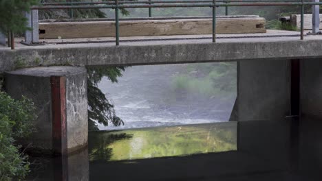 Stromschnellen-Unter-Einem-Staudamm-Im-Algonquin-Park,-Malerische-Naturlandschaft