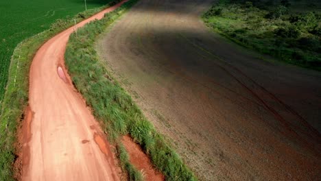 Ascendiendo-Por-Un-Camino-De-Tierra-Roja-Para-Ver-Tierras-Deforestadas-En-La-Sabana-Brasileña-Para-Plantar-Soja