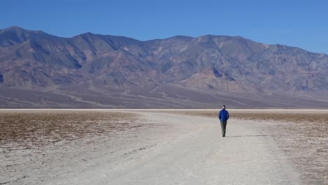 Mann-Zu-Fuß-Am-Badwater-Basin,-Death-Valley-National-Park,-Kalifornien,-USA