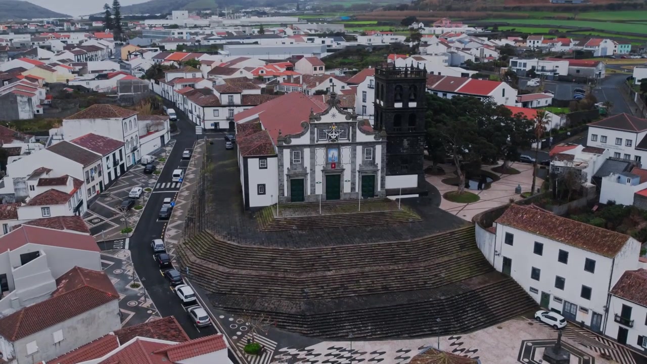 Luftfoto af historisk kirke i en lille portugisisk by
