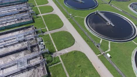 granja de aguas residuales. foto aérea estática mirando hacia abajo en los tanques de aclaramiento y la hierba verde.