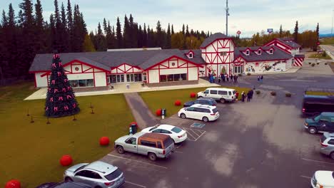 Video-De-Drones-De-4k-De-La-Casa-De-Santa-Claus-Y-La-Tienda-De-Regalos-En-El-Polo-Norte,-Alaksa-Durante-El-Día-De-Verano