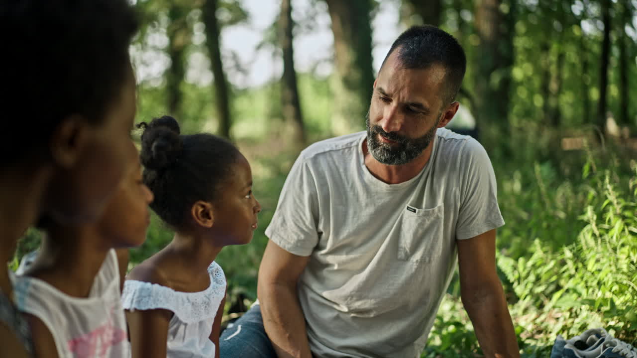 familia disfrutando del tiempo al aire libre