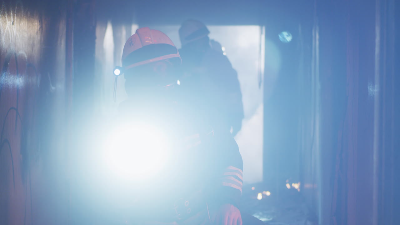 불타는 건물 에서 사람들을 구하는 소방관 들