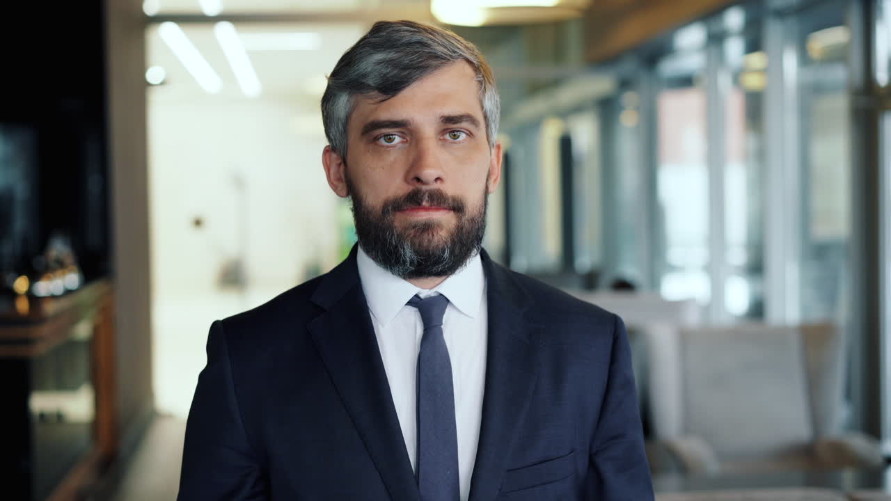 Ritratto di un uomo d'affari in un ufficio moderno