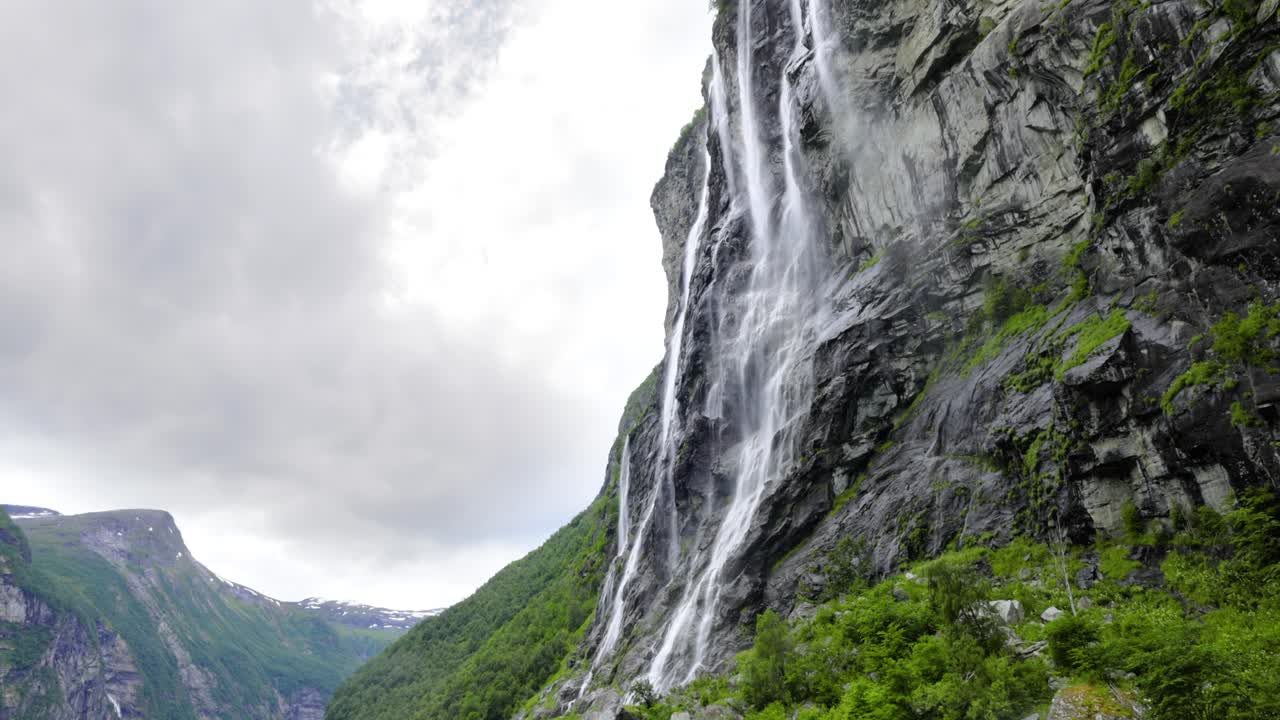 el fiordo de geiranger, la cascada de las siete hermanas, la hermosa naturaleza, el paisaje natural de noruega.