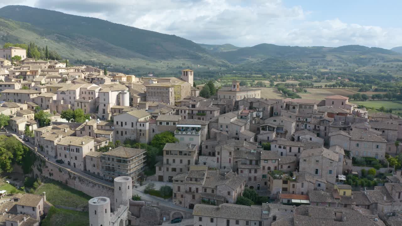 Un drone rivela il borgo murato di Spello, Italia.