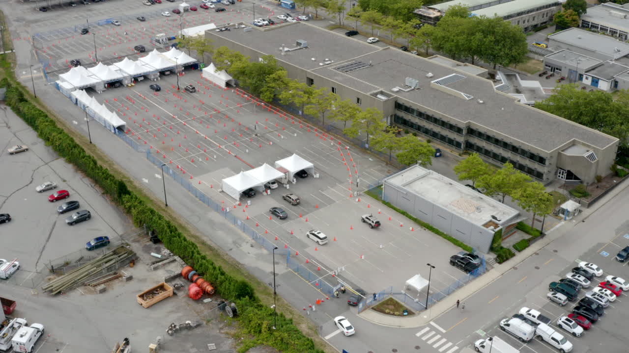 covid-19 백신 드라이브 스루 시설 - 코로나 바이러스 백신 접종 장소에서 텐트를 통해 운전하는 차량