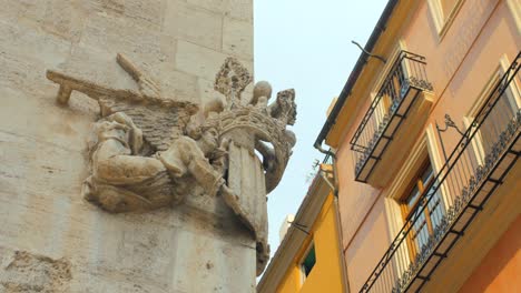 armas reales del reino de valencia escultura de piedra en la fachada de la lonja de la seda en valencia, españa