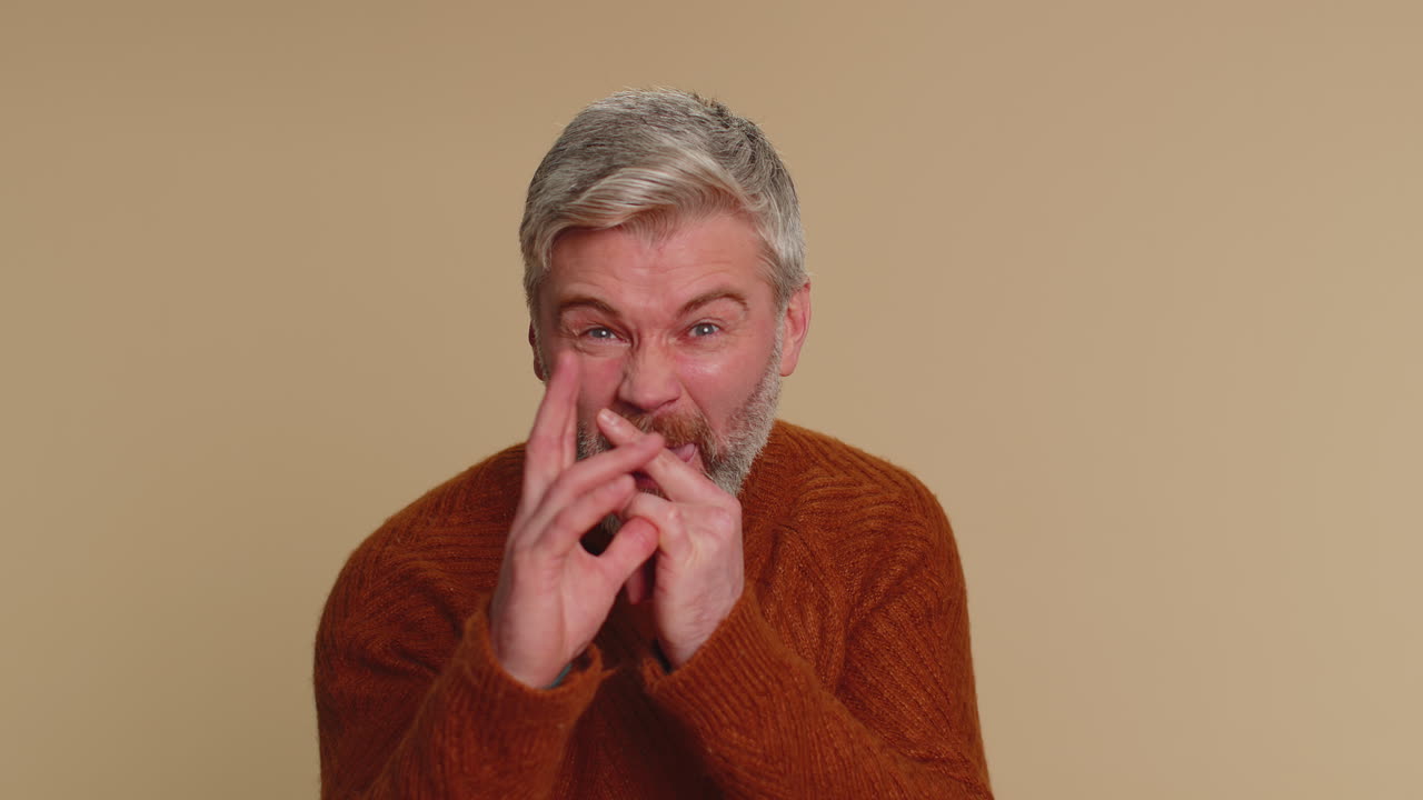 hombre divertido y alegre haciendo expresiones faciales juguetonas, haciendo muecas, haciendo tonterías mostrando la lengua