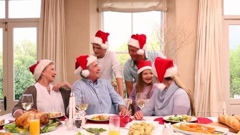 familia de tres generaciones teniendo la cena de navidad juntos
