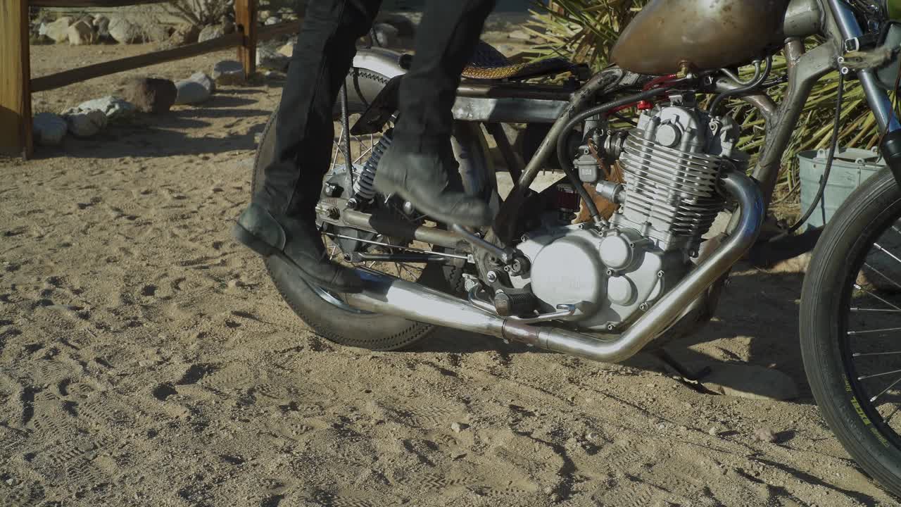 hombre patada comienza helicóptero motocicleta y se pone listo para despegar