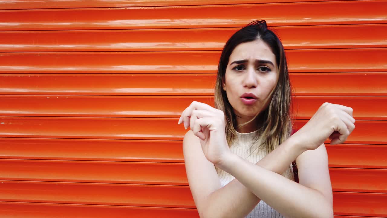 cámara lenta: hermosa joven muestra su negación sin ningún gesto en su mano