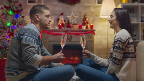 Couple-having-a-conversation-and-drinking-champagne