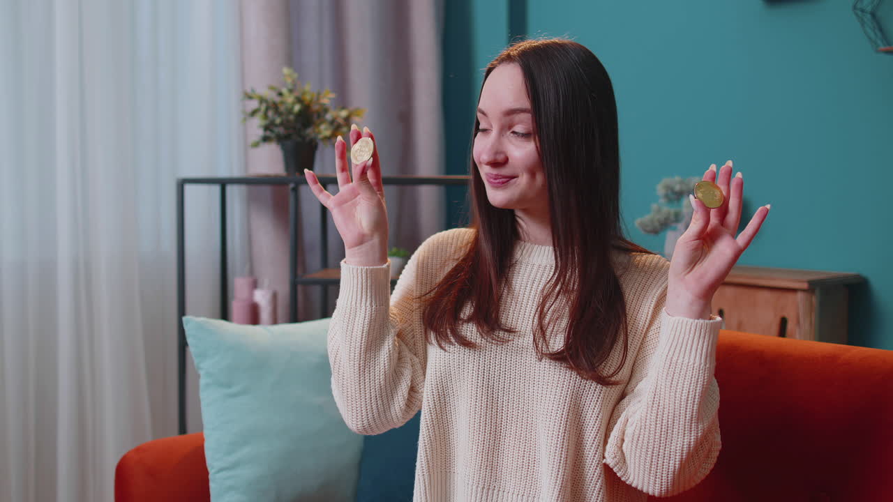 두 개의 금 동전을 집에 들고있는 여성 프리랜서, 성공적인 개발자, 프로그래머, 주식 상인