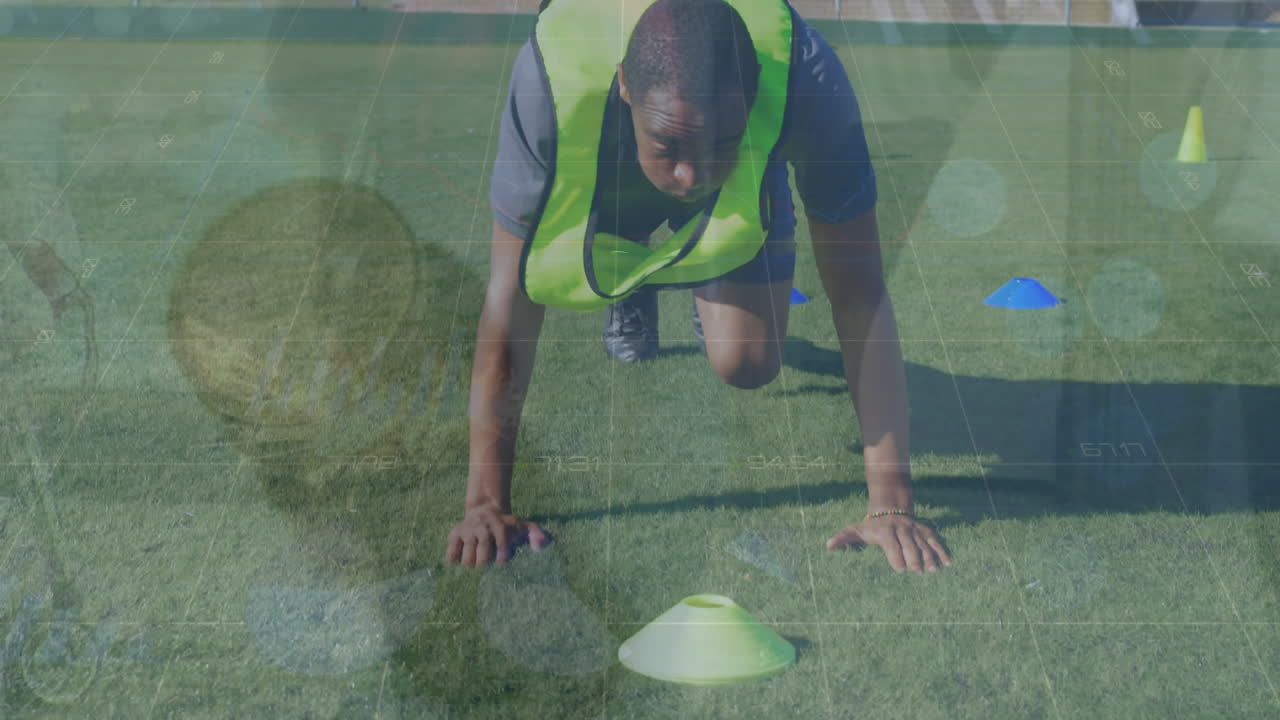 animación de lapso de tiempo con personas que caminan y gráficos sobre jugador de fútbol masculino afroamericano.