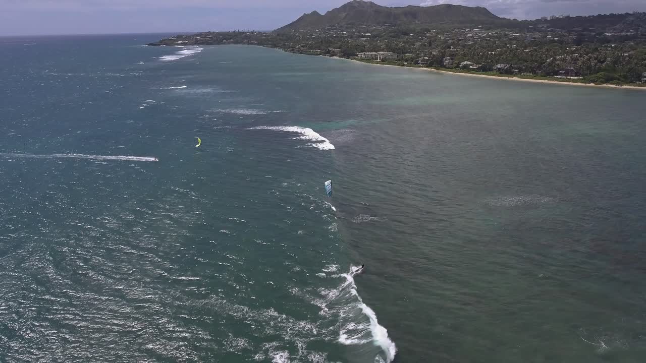 vista aérea de kitesurfer navegando a lo largo de la playa de waialae en oahu hawaii 2