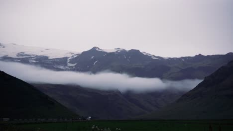 Zeitraffer-Von-Verrückten,-Sich-Bewegenden-Wolken-In-Island