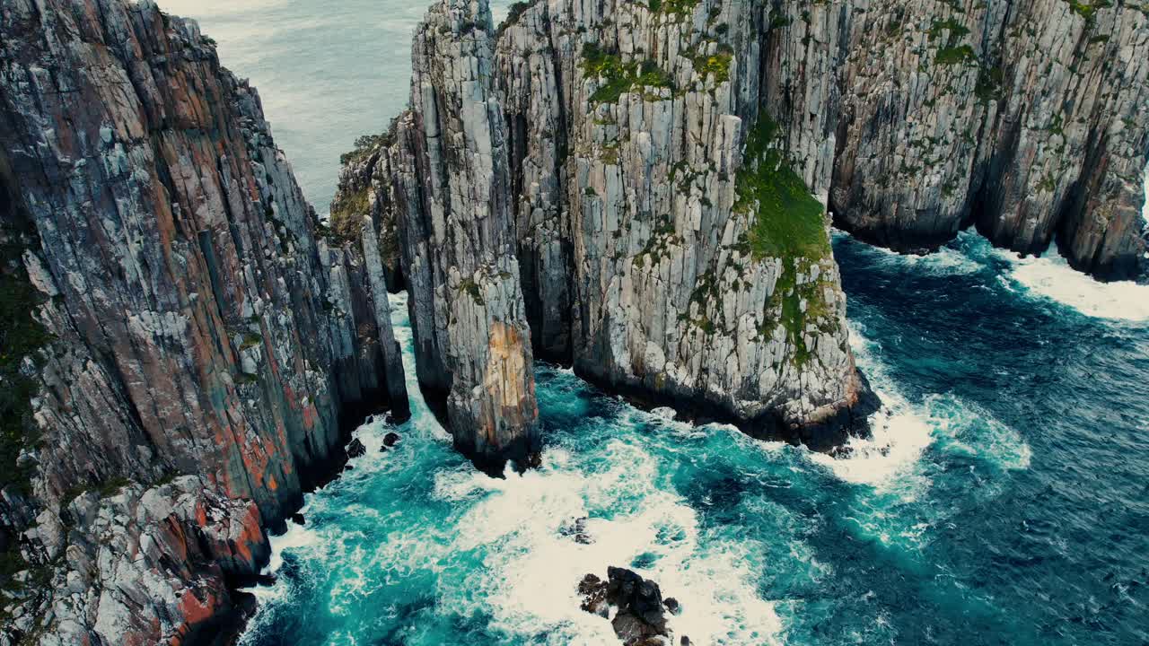 cape hauy drone vista panorámica ascendente en tasmania, australia