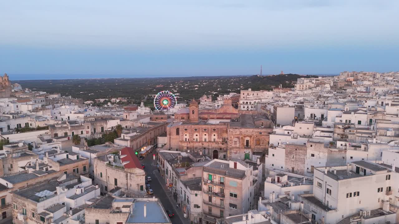 Vista aerea di Ostuni in Italia con ruota panoramica.