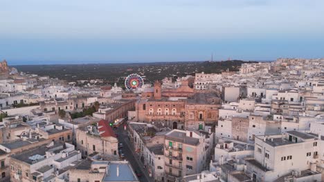vista aérea de los ostuni en italia con la rueda gigante