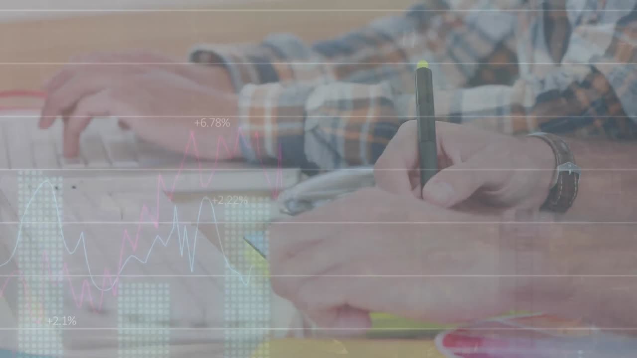 animación del procesamiento de datos estadísticos sobre la sección media de hombres que usan computadoras portátiles y tabletas gráficas