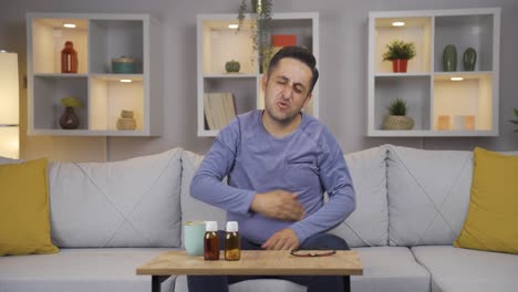 hombre experimentando dolor en los huesos.