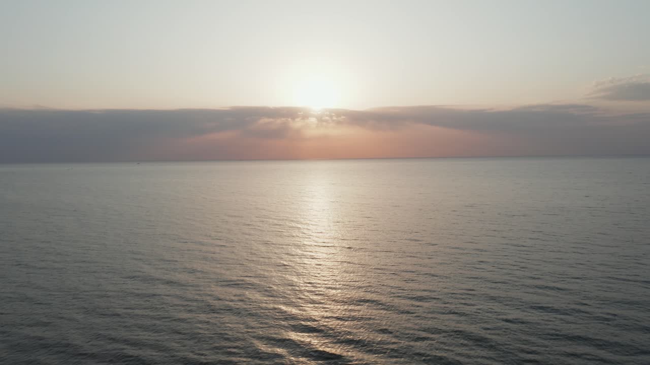 antena: mar báltico tranquilo y romántico en una hermosa tarde de primavera con puesta de sol