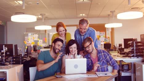 colegas de negocios con computadoras portátiles en la reunión