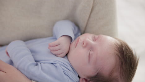 Madre,-Bebé-Duermen-Y-Toman-Una-Siesta-Con-Amor.