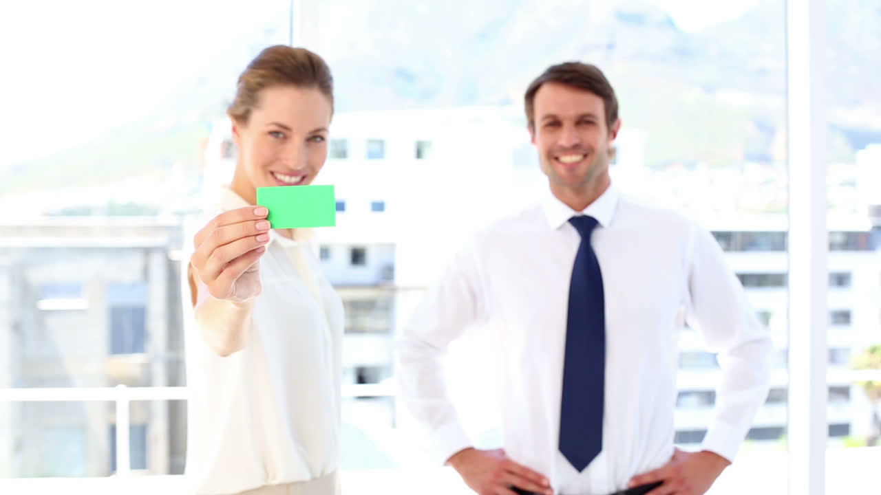사업가 가 카드 를 카메라 에 보여 주는 사업가 여자 에게 주는 것