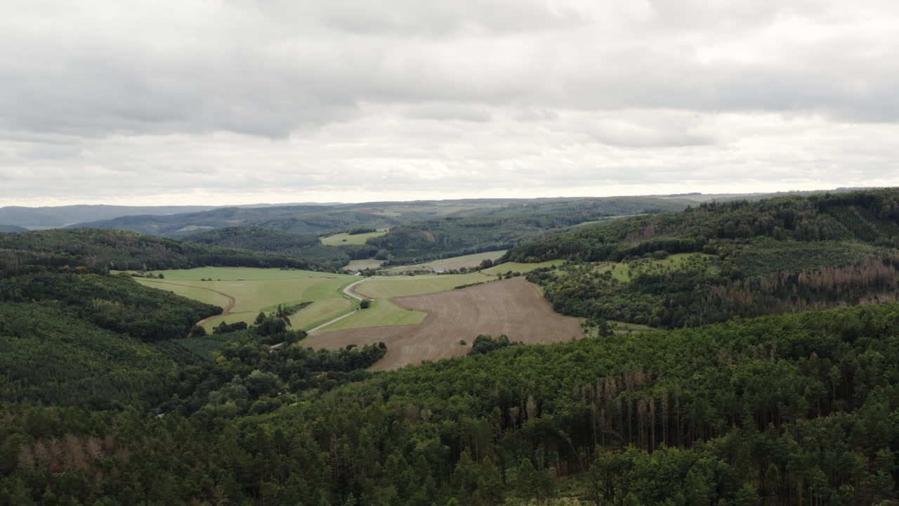 toma aérea del paisaje forestal natural y campos agrícolas en la república checa durante el otoño