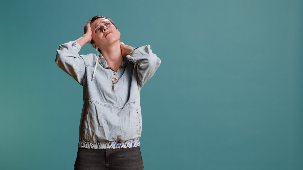 mujer con dolor de cabeza