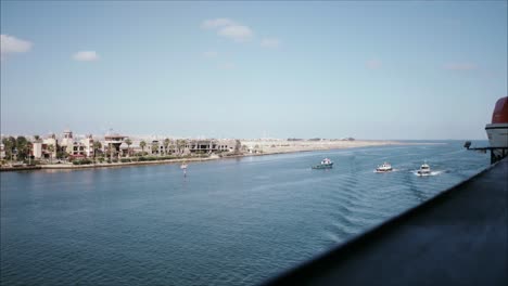 barcos pilotos navegando con un crucero en la entrada del canal de suez en egipto