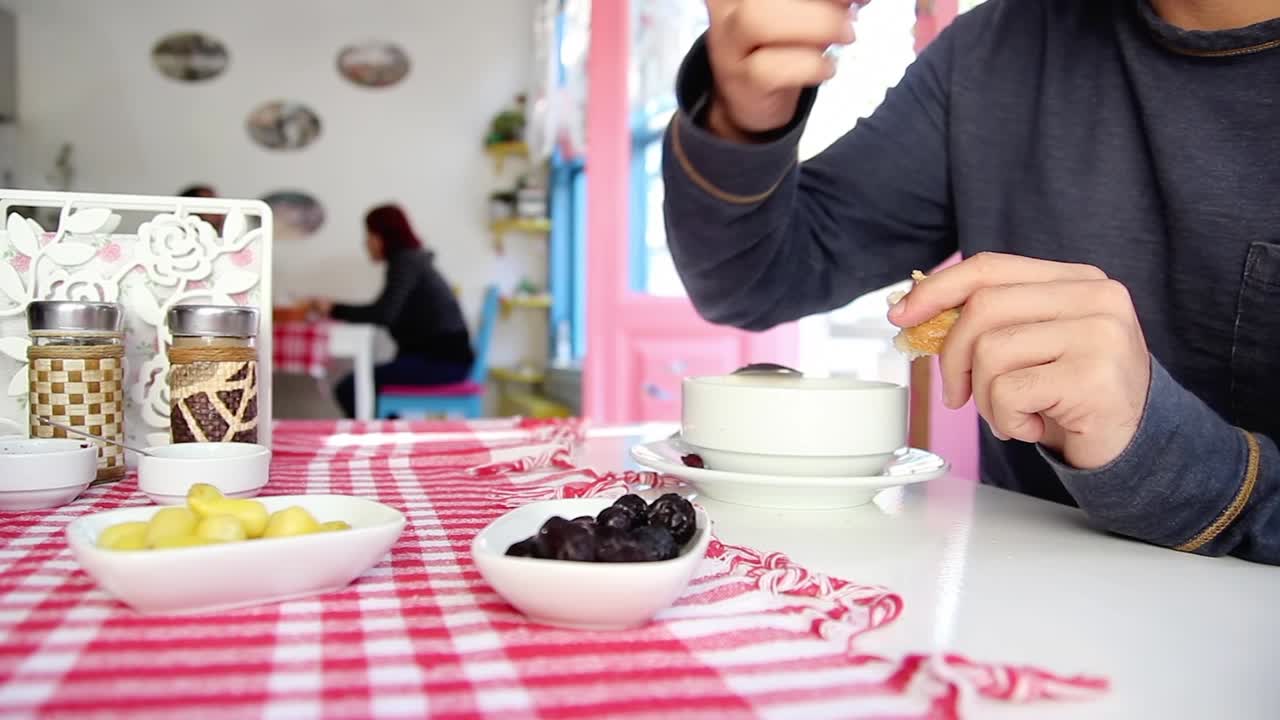 레스토랑 1 에서 수프 를 먹고 있는 친구 들