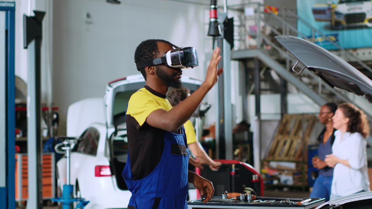 meccanico del garage che usa la realtà virtuale