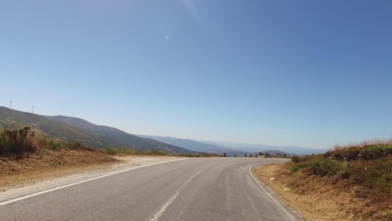 Viaggio su strada di montagna in una giornata estiva