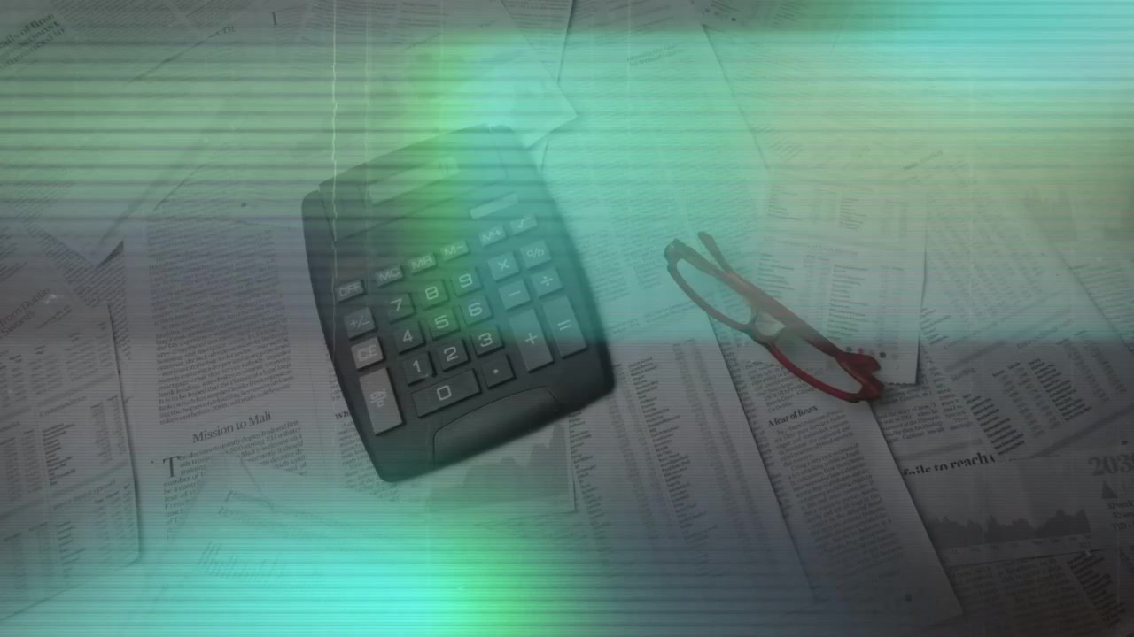 Occhiali rossi che entrano da destra, causando scie luminose, mentre una calcolatrice grigia rimane ferma, mostrando un glitch.