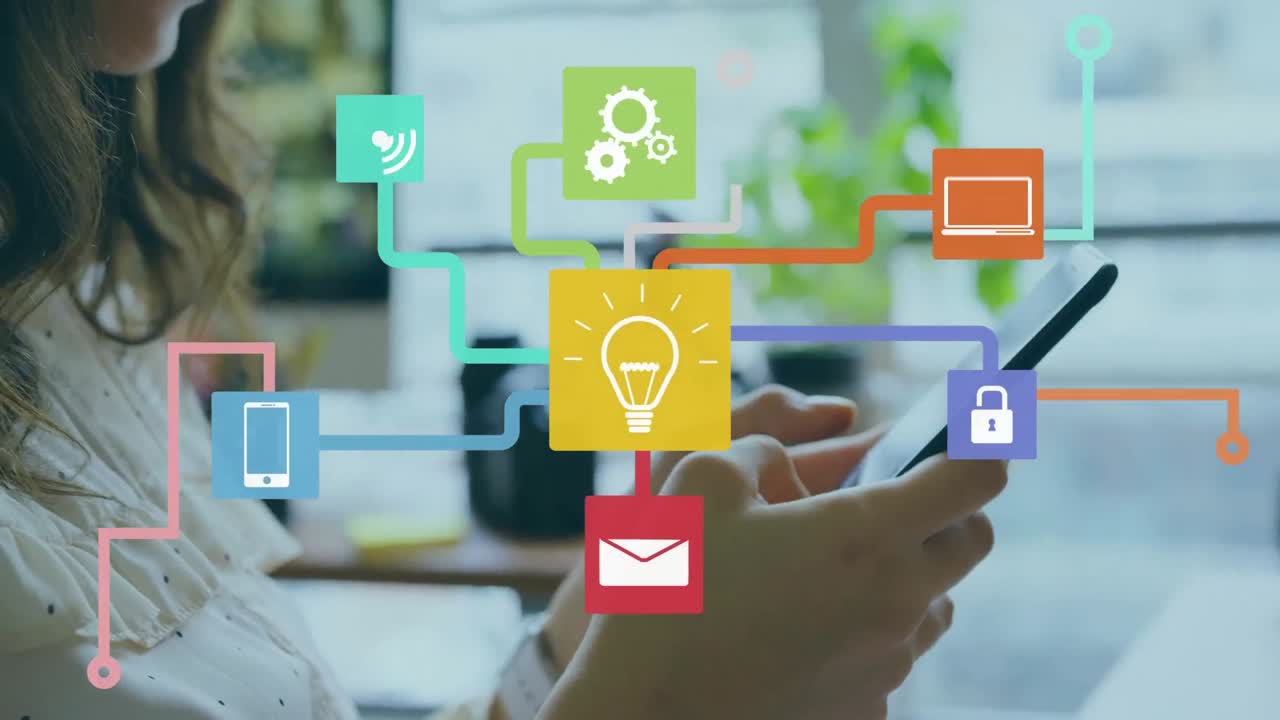 animación de una red de iconos digitales sobre una mujer caucásica que usa un teléfono inteligente