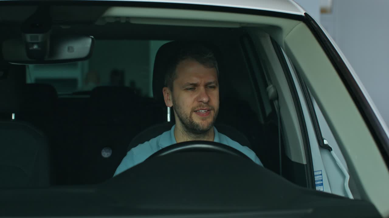 Mann som kjører bil