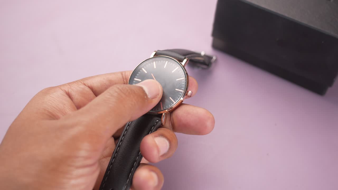 mano con un reloj de muñeca