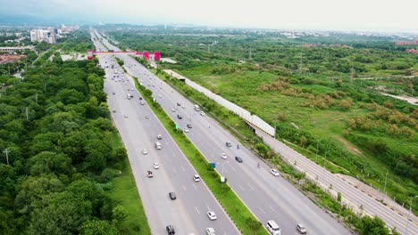 Top-Down-Ansicht-Von-Autos,-Die-An-Einer-Kreuzung-Fahren