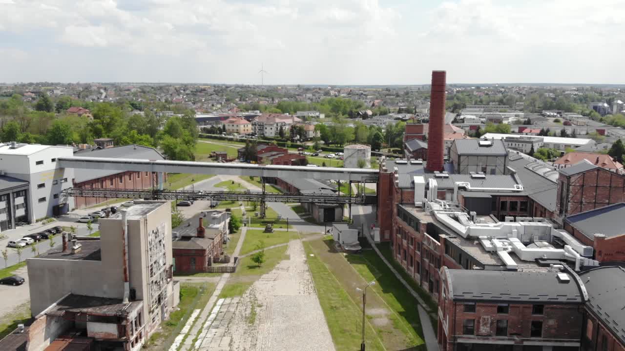 vista aérea del hotel žnin arche dentro de la antigua fábrica de azúcar en polonia