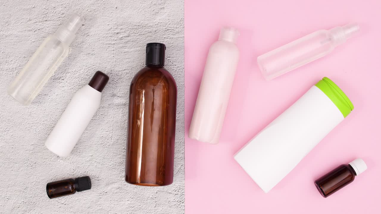 las botellas con productos para el cuidado de la piel aparecen en la mesa.