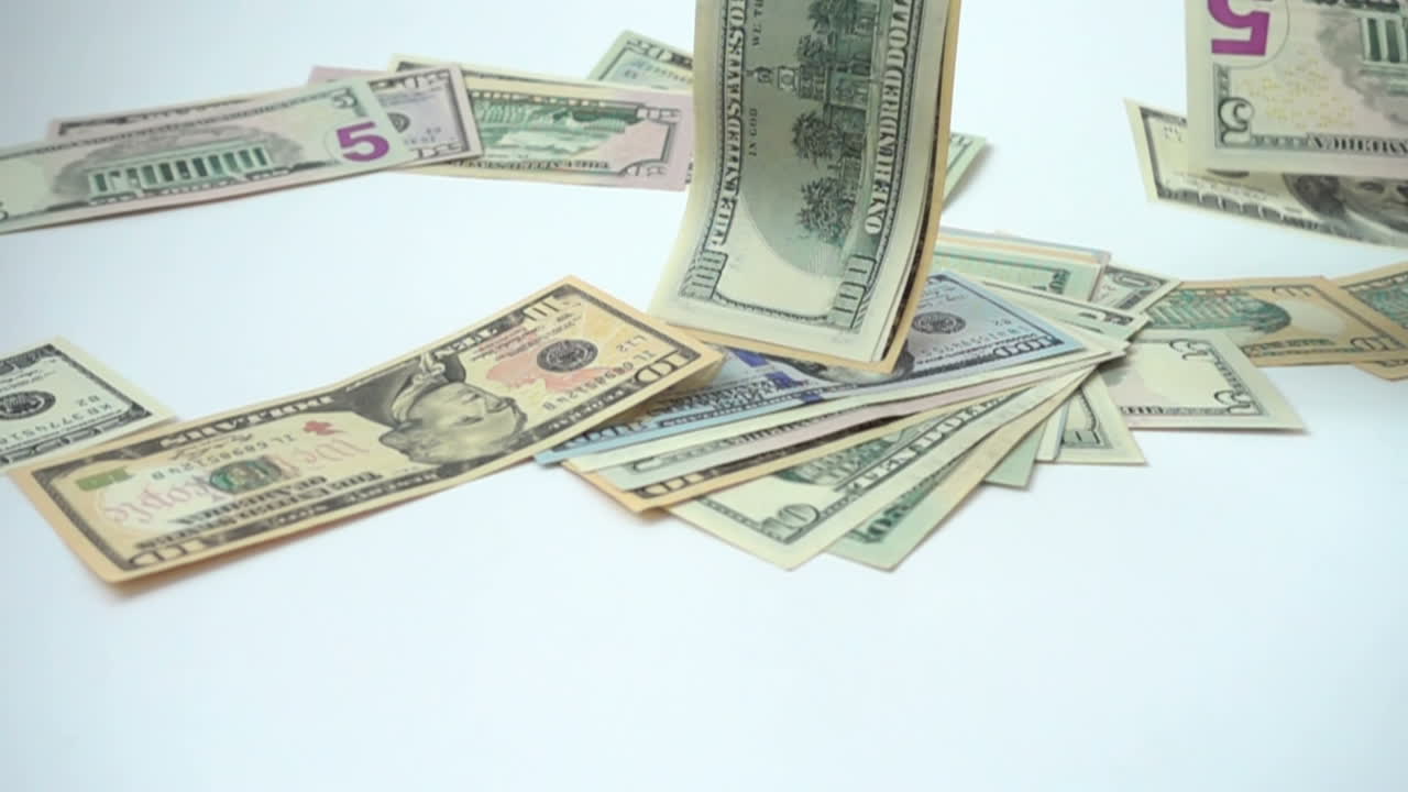 Banconote di dollari in caduta. Movimento lento. Riprese di denaro.