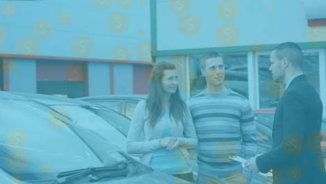 animación de monedas de dólar sobre una pareja caucásica con un hombre de negocios en el salón de autos