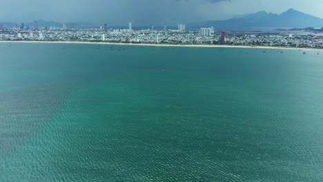 Encuéntrame-Donde-La-Ciudad-Se-Encuentra-Con-El-Mar