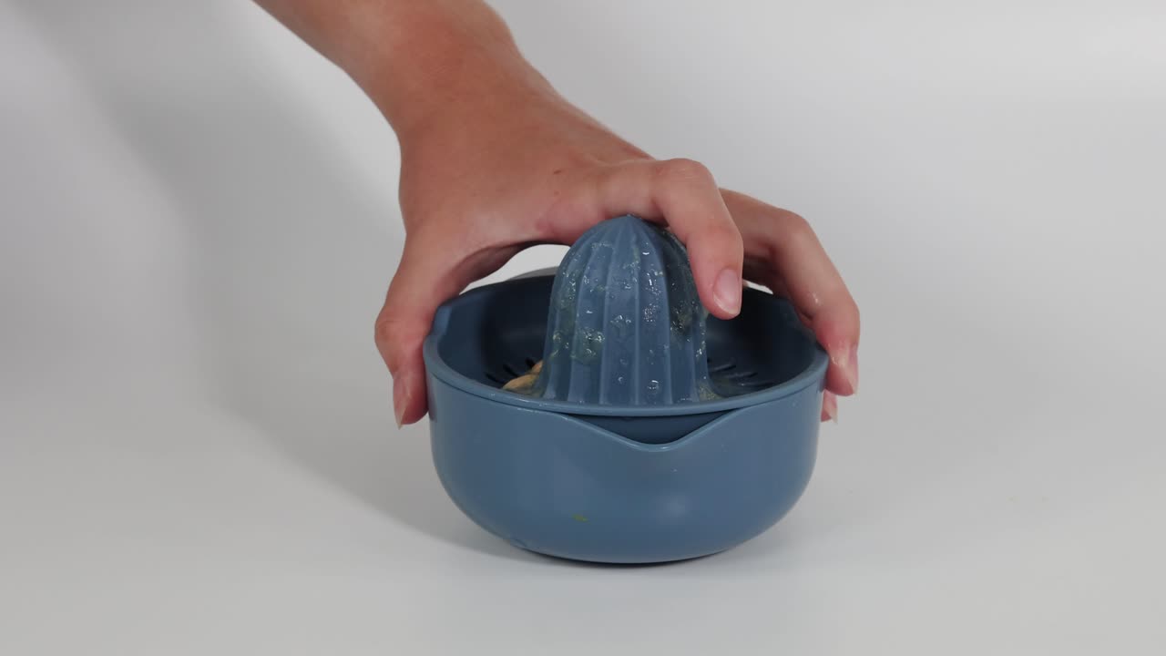 demostración secuencial de la elaboración de jugo de limón fresco